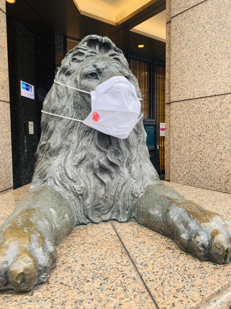 三越前のライオン像はマスク姿
